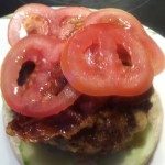 chili-cheese-burger-hamburger-rezept-tomaten-chili-kaese-gurken-speck-bbq